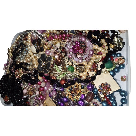 VTG 7lbs Costume Jewelry Lot – Faux Pearls Necklaces, Bracelets & Earrings - Picture 9 of 16